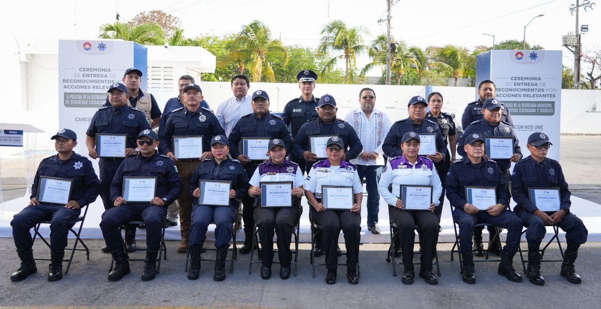 24HorasQR's tweet image. 👮‍♂️✨ ¡Reconocimiento al valor y compromiso!

La @SMSCyT_BJ entregó reconocimientos a policías de Cancún por sus acciones relevantes en favor de la seguridad. 💪
Cada intervención, cada acto de valor, ¡es un ejemplo de vocación y entrega! 🫡
#CancúnSeguro #PolicíaEjemplar #SMSCyT…