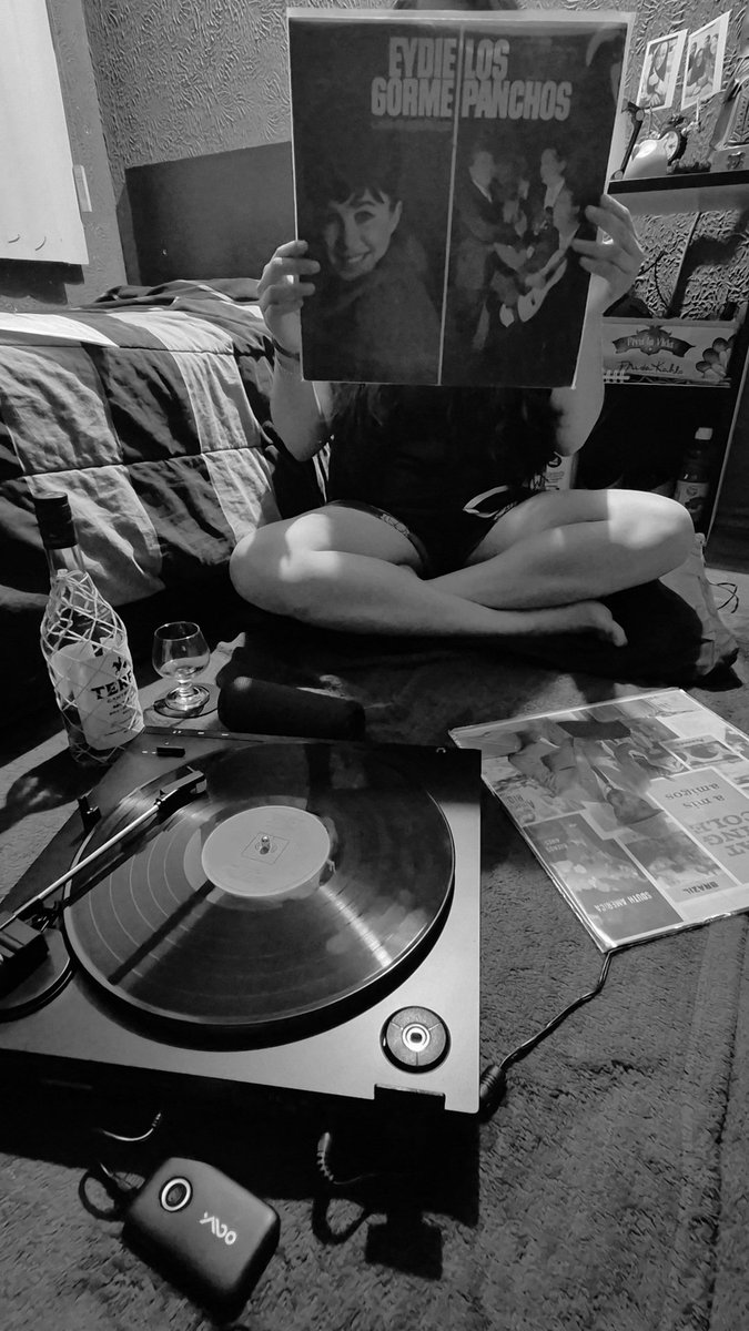 ¡No manches!, hoy cumplo 33 años...
Sigo siendo un vinilo vintage: con algunos rayones, alma de bolero y cero ganas de pasar a otra velocidad...
Feliz cumple pa' mi...! 

#cumple #HappyBirthday #vinilo 
#audiotechnica #vinylcollection