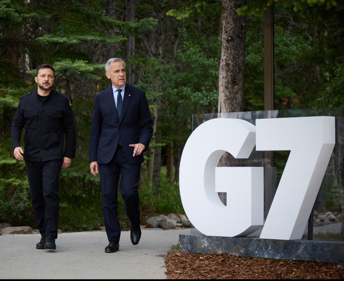 I find it difficult to express any greater admiration for this photograph than I currently do; Furthermore, I couldn’t care less if President Zelenskyy arrived in a suit or not. Both looking sharp tho😎🇨🇦🫶🇺🇦😎