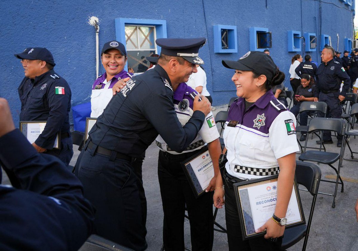 24HorasQR's tweet image. 👮‍♂️✨ ¡Reconocimiento al valor y compromiso!

La @SMSCyT_BJ entregó reconocimientos a policías de Cancún por sus acciones relevantes en favor de la seguridad. 💪
Cada intervención, cada acto de valor, ¡es un ejemplo de vocación y entrega! 🫡
#CancúnSeguro #PolicíaEjemplar #SMSCyT…
