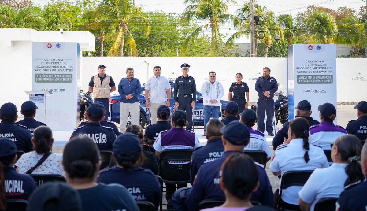 24HorasQR's tweet image. 👮‍♂️✨ ¡Reconocimiento al valor y compromiso!

La @SMSCyT_BJ entregó reconocimientos a policías de Cancún por sus acciones relevantes en favor de la seguridad. 💪
Cada intervención, cada acto de valor, ¡es un ejemplo de vocación y entrega! 🫡
#CancúnSeguro #PolicíaEjemplar #SMSCyT…