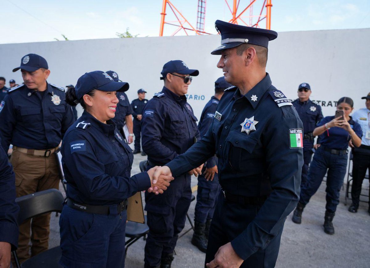 24HorasQR's tweet image. 👮‍♂️✨ ¡Reconocimiento al valor y compromiso!

La @SMSCyT_BJ entregó reconocimientos a policías de Cancún por sus acciones relevantes en favor de la seguridad. 💪
Cada intervención, cada acto de valor, ¡es un ejemplo de vocación y entrega! 🫡
#CancúnSeguro #PolicíaEjemplar #SMSCyT…