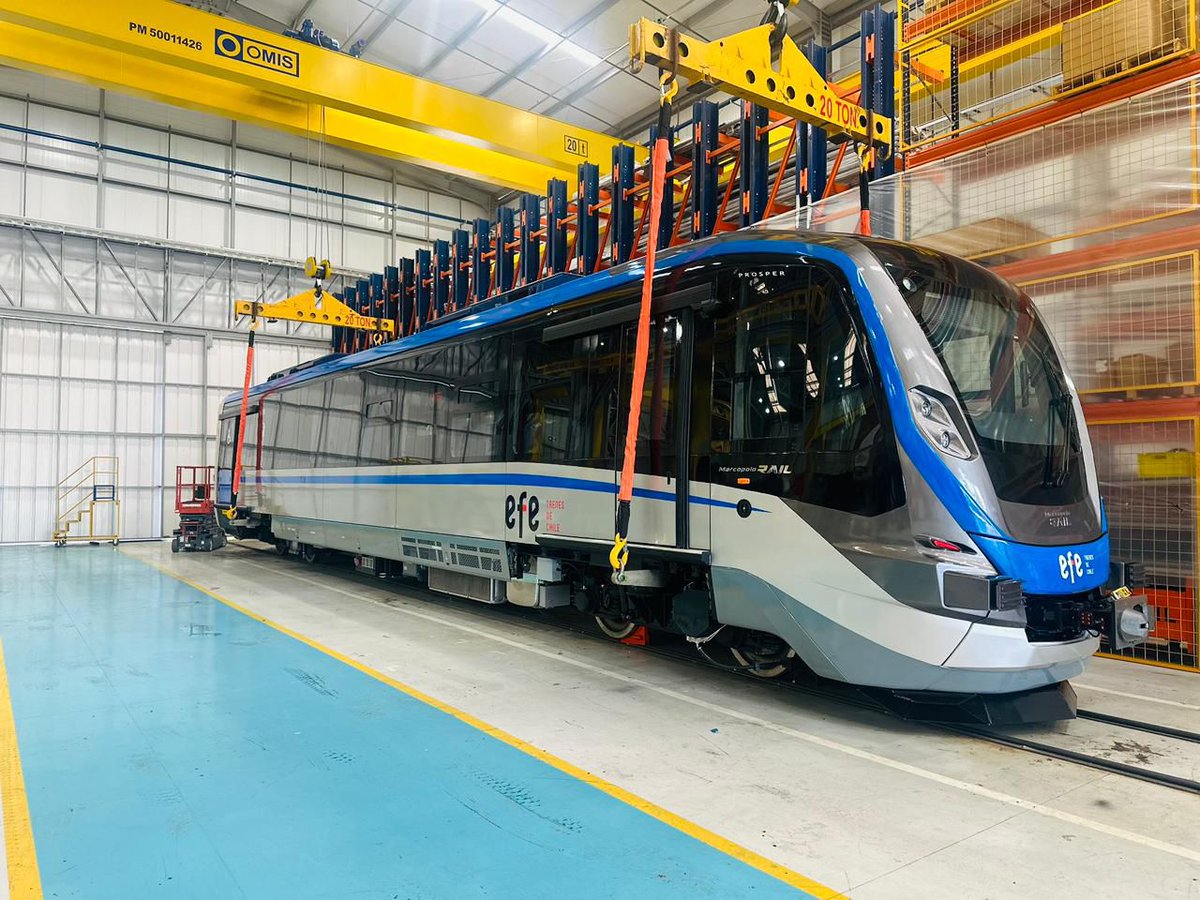 EFE Trenes de Chile (@efetreneschile) on Twitter photo ¡Rumbo a Chile se encuentra el tercero y último de los nuevos buscarriles 🚄 que modernizarán el servicio <a href="/EFEConstitucion/">Tren Talca - Constitución</a> 😍👏!
Tras su llegada, iniciará etapas de pruebas dinámicas y estáticas, antes de entrar en funcionamiento con pasajeros 🚉. ¡Rumbo a Chile se encuentra el tercero y último de los nuevos buscarriles 🚄 que modernizarán el servicio <a href="/EFEConstitucion/">Tren Talca - Constitución</a> 😍👏!
Tras su llegada, iniciará etapas de pruebas dinámicas y estáticas, antes de entrar en funcionamiento con pasajeros 🚉.