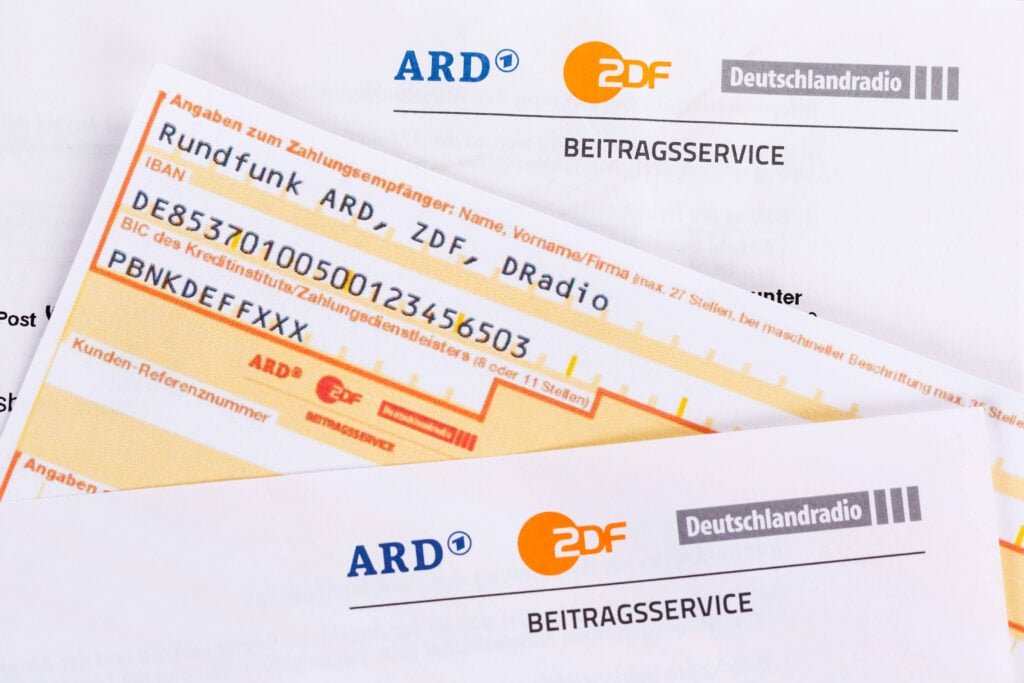 Das sind Mafia-Methoden: Ohne Rechnung, ohne Bescheid, ohne Zahlungsaufforderung drohen künftig säumigen ARD- und ZDF-Zwangsgebührenzahlern Pfändungen und Gefängnis!
Wie verkommen ist ein Staat, der die Bürger zwingt, seine Dreckspropaganda auch noch finanzieren zu müssen?