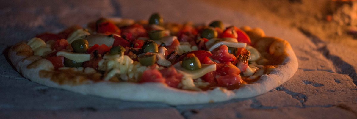 Pizzas a la leña!!! Masa rústica, suave, de borde grueso y crujiente; frescos productos locales, salada única, de la casa y cremoso mozzarella de vaca. 
Conócelas y disfruta con nosotros, iLGiardino ,  nuestro horno de leña