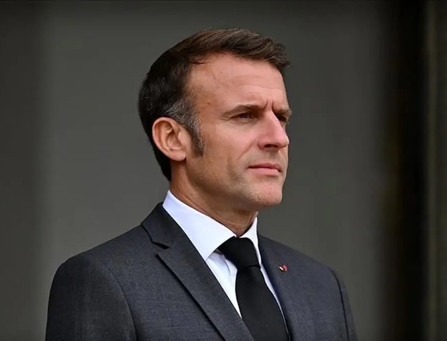 فرانسه خائن داره تمام تلاشش رو می‌کنه که دست نشانده‌هاش سقوط نکنن!  بس کن مکرونعلی. 🗿

#مکرون