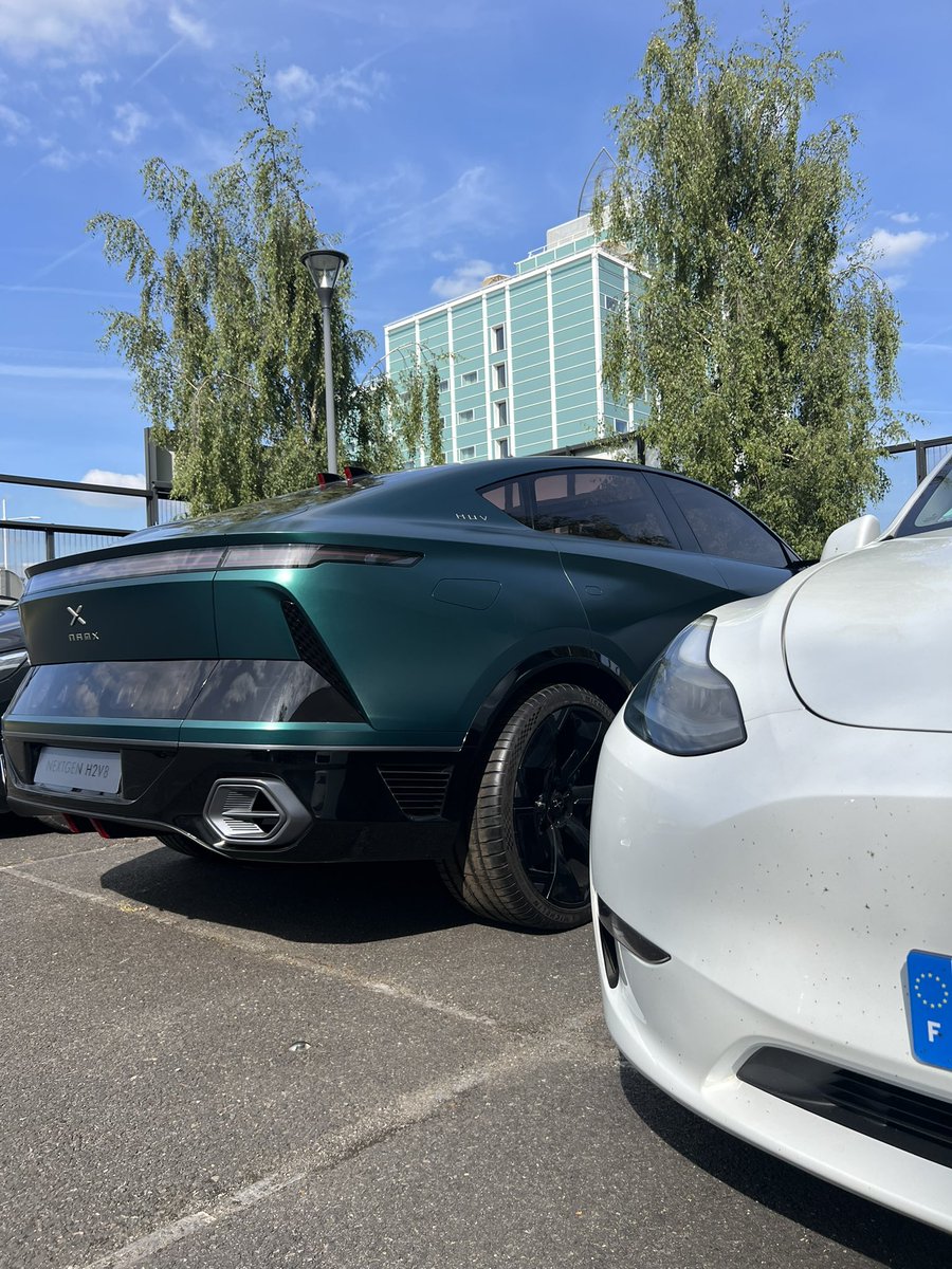 French and English content
——

Un parking très spécial !
Une photo qui immortalise une situation très rare (pour le moment).

2 Constructeurs, 2 modèles et 2 visions totalement différentes de l’automobile.
D’un côté, le prototype NamX HUV et de l’autre, le modèle de série Tesla