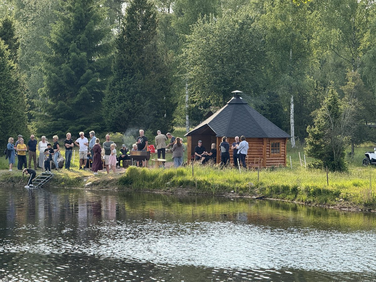 PowerUpUkraine's tweet image. Då tackar alla våra volontärer för den här våren, många fina betydelsefulla resor, med såväl tårar som skratt. Ikväll fick vi träffas intill den lilla sjön intill vår föreningslokal och grilla hamburgare tillsammans.
Vi fick också dela ut det nyinstiftade vandringspriset i form…