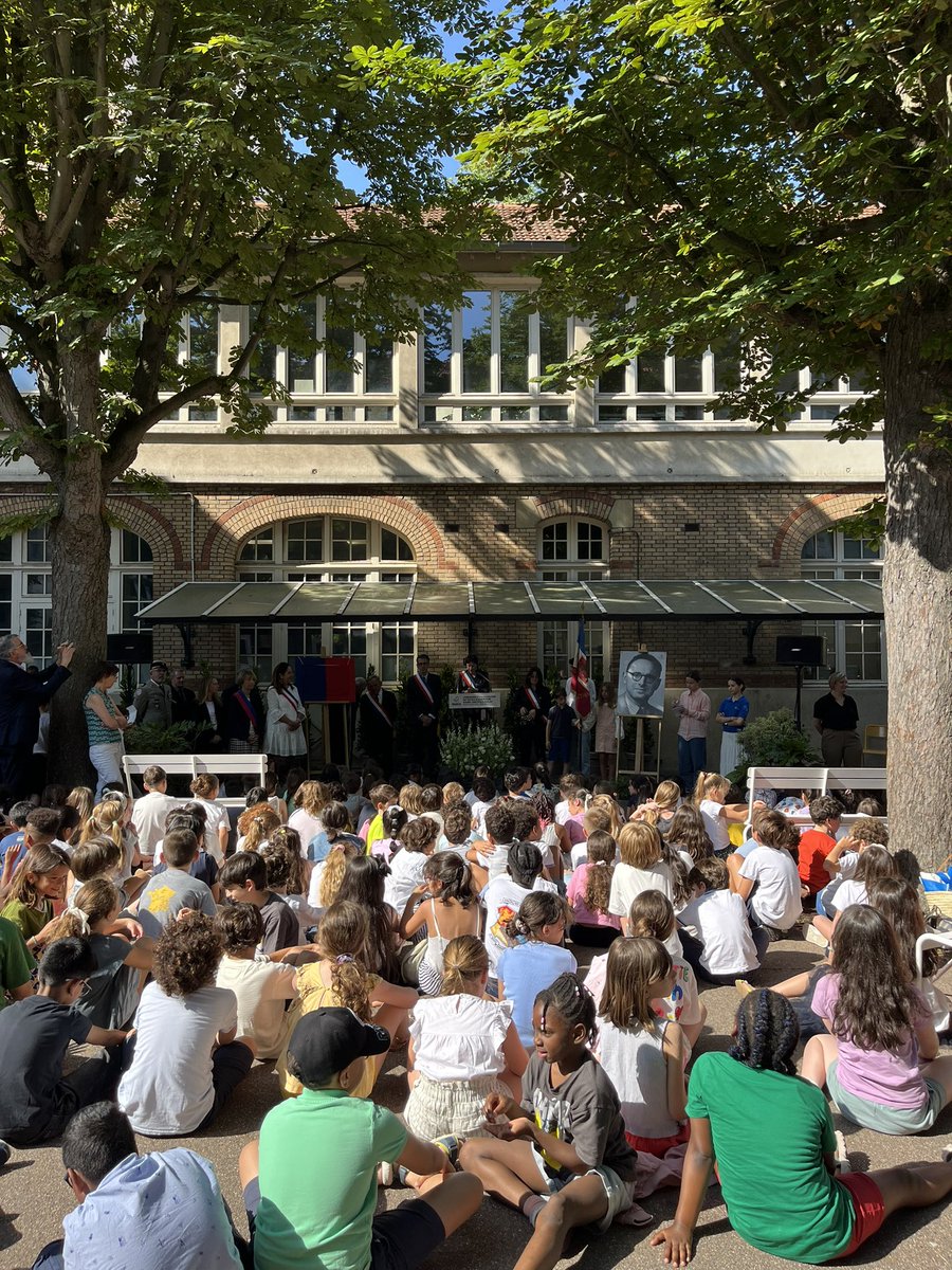 Mairie du XVIe (@mairiedu16) on Twitter photo 🇫🇷« Ils étaient 1038 Compagnons de la Libération et ils étaient l’honneur de la France. Désormais, vous étudierez dans une école qui porte le nom de l’un d’entre eux. Le nom d’un héros : Daniel Dreyfous-Ducas. » Inauguration par <a href="/fszpiner/">Francis Szpiner</a> <a href="/Jeremy_Redler/">Jérémy Redler</a> <a href="/kat2mx/">Katherine de Meaux</a> d’une nouvelle 🇫🇷« Ils étaient 1038 Compagnons de la Libération et ils étaient l’honneur de la France. Désormais, vous étudierez dans une école qui porte le nom de l’un d’entre eux. Le nom d’un héros : Daniel Dreyfous-Ducas. » Inauguration par <a href="/fszpiner/">Francis Szpiner</a> <a href="/Jeremy_Redler/">Jérémy Redler</a> <a href="/kat2mx/">Katherine de Meaux</a> d’une nouvelle