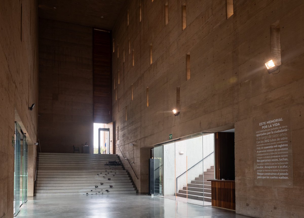 La semana antepasada fuimos al Centro de Memoria, Paz y Reconciliación (<a href="/centromemoria/">Centro de Memoria, Paz y Reconciliación de Bogotá</a>) con Camilo Medina —fotógrafo— a hacer este artículo (<a href="/RevistaAXXIS/">Revista AXXIS</a>). 

Su directora, Ana Cuartas, no nos atendió porque era su cumpleaños. A los cinco días, murió. 

Se lo queremos dedicar.