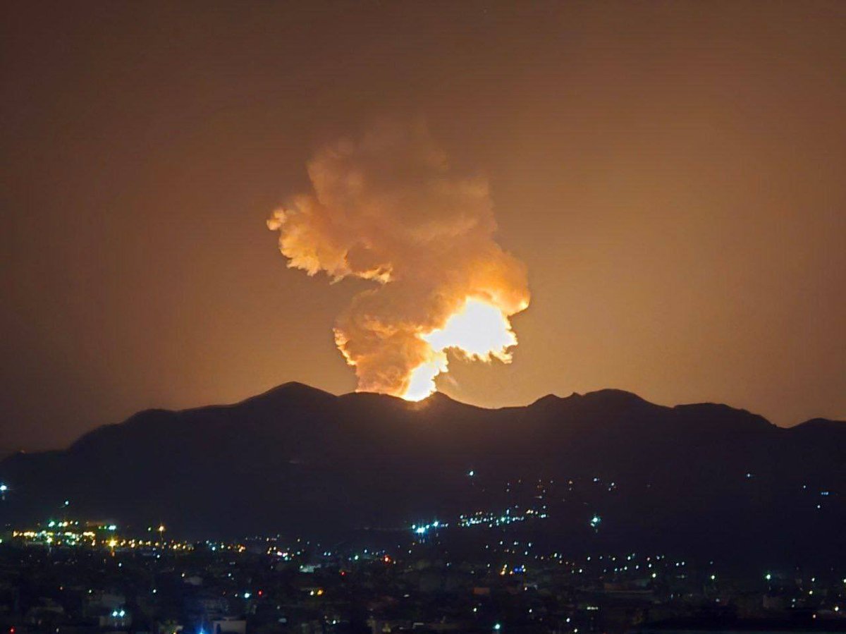 Davidtves's tweet photo. El complejo de producción de misiles Khojir, al sureste de Teherán, fue alcanzado por ataques israelíes esta noche, provocando un gran incendio. https://t.co/Ut76MxtwmZ