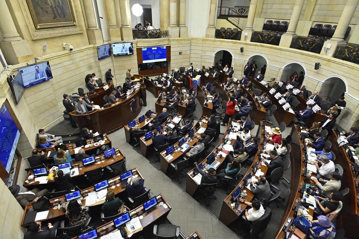 MintrabajoCol's tweet photo. ¡La #ReformaLaboralYa ha sido aprobada por el Congreso de la República! 👏🏻🇨🇴

Desde el #MinTrabajo celebramos este avance histórico que garantiza trabajo digno, decente y con derechos para millones de colombianas y colombianos. 🙋🏻‍♀️🙋🏽‍♂️

🧵👇🏽 https://t.co/ZmjTeuecTl