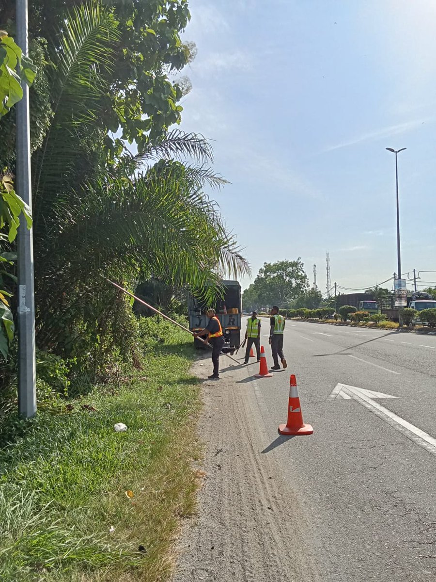 KERJA-KERJA SENGGARAAN BAHU JALAN DAN MENCANTAS RANTING POKOK  YG MENUTUPI PAPAN TANDA TELAH DILAKSANAKAN OLEH UNIT SENGGARAAN JALAN, PEJABAT KECIL JKR SITIAWAN/BERUAS/PANTAI REMIS DI SEKITAR KAWASAN SERI MANJUNG DAN BERUAS ..
#iamJKR #JKR #TogetherWeDeliver #JasaKepadaRakyat