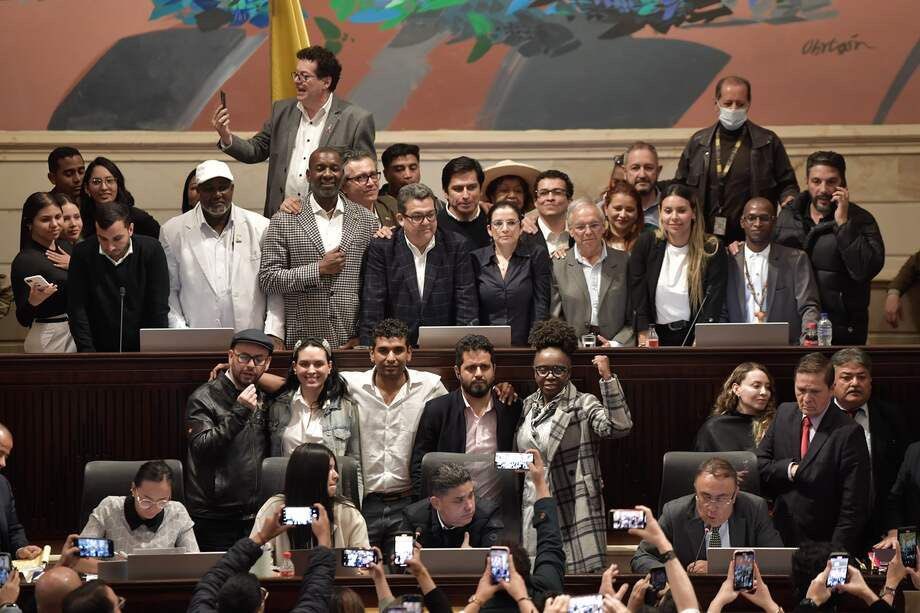 #VuelveElTrabajoDigno gracias a la presión ciudadana, al gobierno, al consenso y en favor de la clase trabajadora del país.
Gana el pueblo de colombia y su porvenir.
Estamos cumpliendo con el mandato popular.