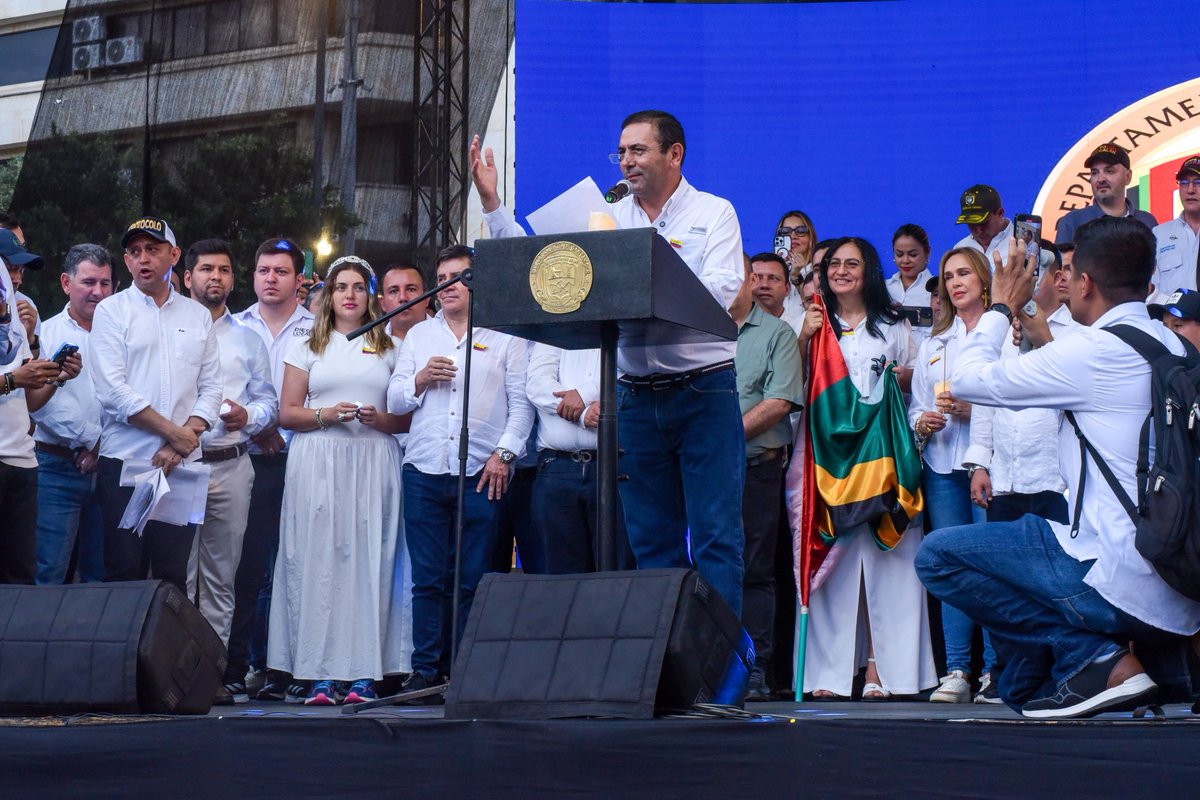 Hoy el presidente <a href="/TitoRangel8/">Tito Rangel - Concejal de Bucaramanga</a> y varios concejales asistieron a la gran concentración convocada por la <a href="/GobdeSantander/">Gobernación de Santander</a>: #UnaLuzPorLaVida, un espacio para elevar una oración por la vida y la libertad política en Colombia.