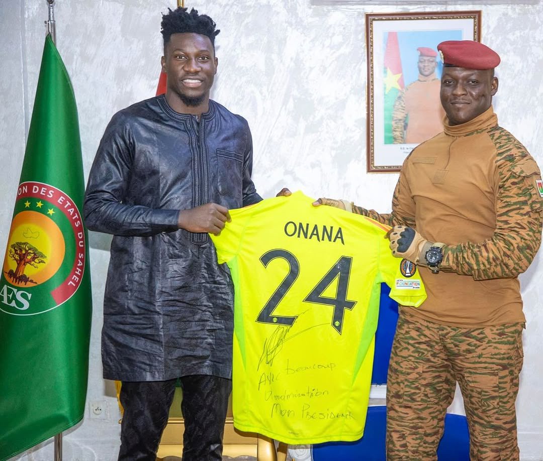 🇧🇫Finalmente, en su visita a Burkina Faso, el arquero André Onana fue recibido por Ibrahim Traoré.

Había declarado: “Mañana les diremos a nuestros hijos que conocimos al Capitán Ibrahim Traoré”.