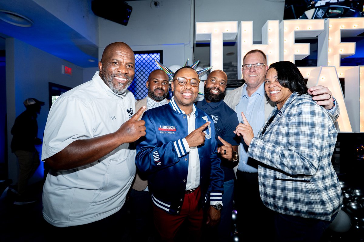 GoJSUTigers's tweet photo. We rolled out the red carpet and the whole city came through for THEE one and only, @JacksonStateAD! Thanks for celebrating with us, TigerNation💙🤍

#BuildingOnTraditionBlazingNewTrails🐅 https://t.co/cedYn6lX5d