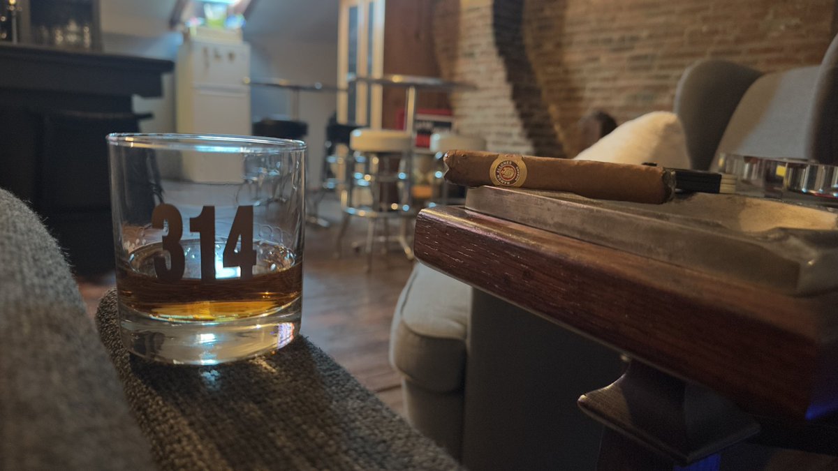 Tuesday night stuff 
Ramone allones specially selected and a couple fingers of Blantons