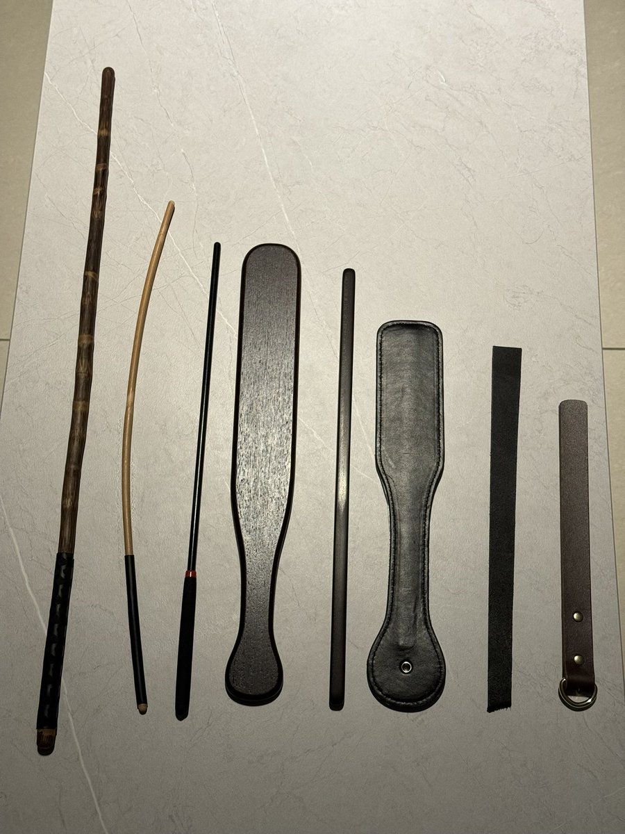 大家知道，我是個Dom，常有人問我：「欸你們BDSM裡面，真的有主奴關係喔？」

我就說：「當然有啊，只是我的奴不叫奴，他叫Wi-Fi，只要連上就很乖。」

你知道Sub跟Wi-Fi一樣，有時訊號很好，有時候…你怎麼按都不理你。

這時我就要重開機＋懲罰模式＋邊罵邊打屁股才能讓她重新連線成功。