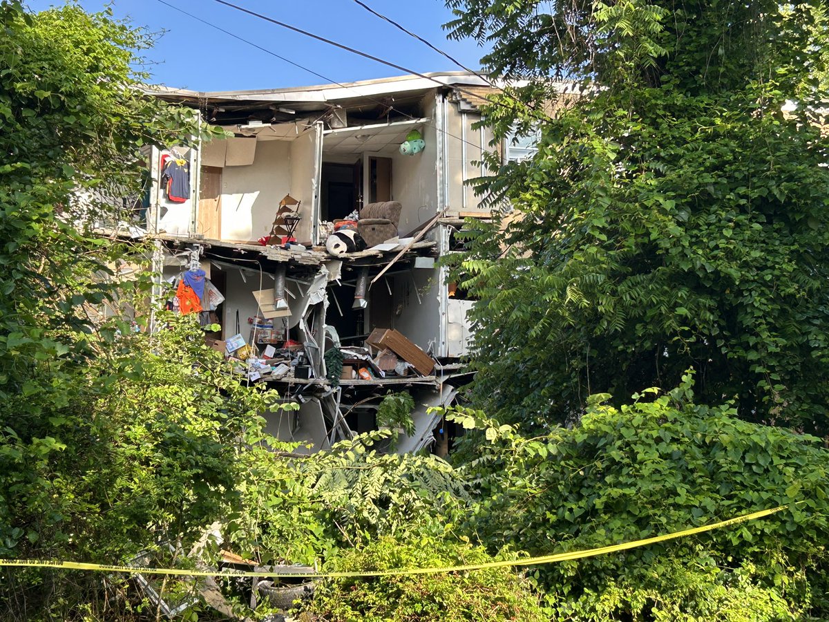 AsherReddtv's tweet image. Flood waters gutted this apartment building in Fairmont, West Virginia on Sunday. Witnesses say residents had only 15 minutes to get out before the outer wall gave collapsed. Thankfully, no one was hurt
@FoxNewsMMR @foxweather @FoxNews #Flood #WestVirginia