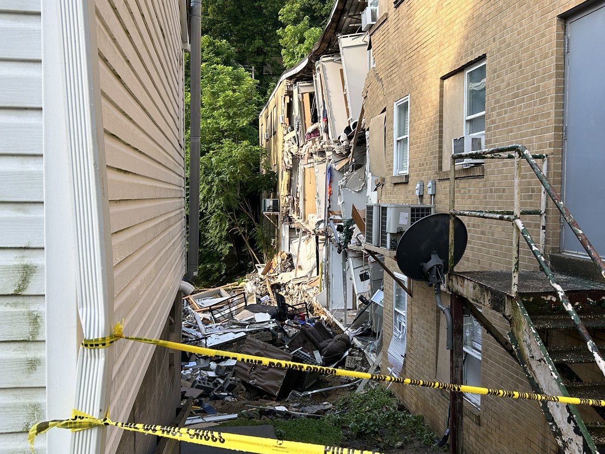 AsherReddtv's tweet image. Flood waters gutted this apartment building in Fairmont, West Virginia on Sunday. Witnesses say residents had only 15 minutes to get out before the outer wall gave collapsed. Thankfully, no one was hurt
@FoxNewsMMR @foxweather @FoxNews #Flood #WestVirginia