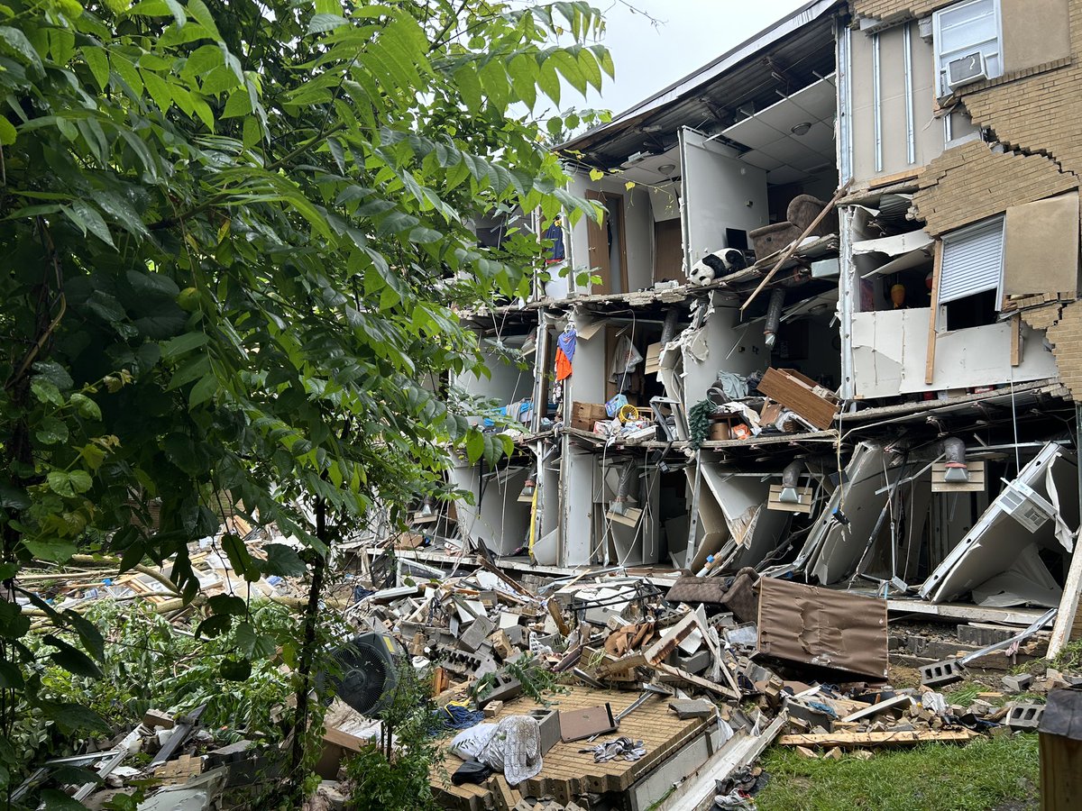 AsherReddtv's tweet image. Flood waters gutted this apartment building in Fairmont, West Virginia on Sunday. Witnesses say residents had only 15 minutes to get out before the outer wall gave collapsed. Thankfully, no one was hurt
@FoxNewsMMR @foxweather @FoxNews #Flood #WestVirginia