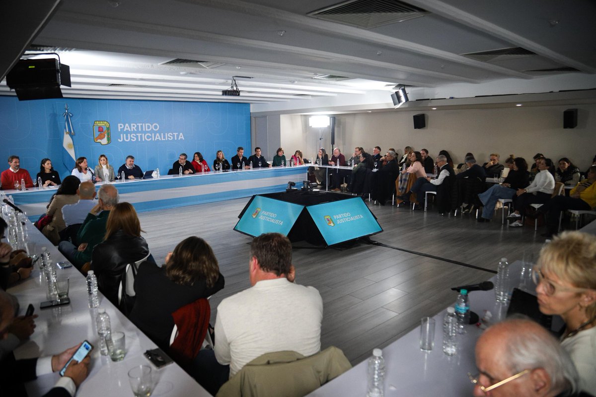 En la reunión en el Partido Justicialista junto a Diputados y Senadores planificando la marcha de mañana. 

CRISTINA LIBRE.