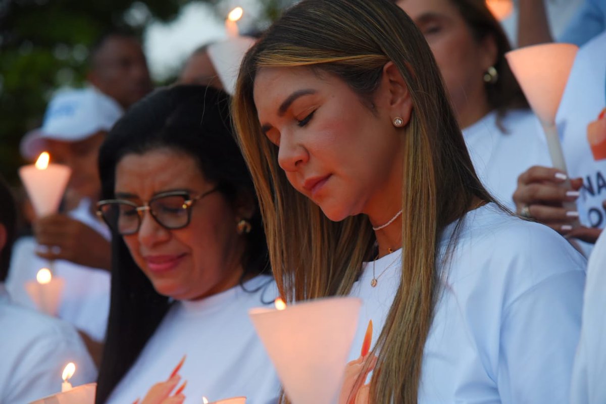 FND - Federación Nacional de Departamentos (@fndcol) on Twitter photo Los violentos quieren dividirnos con miedo, pero respondemos con unidad. Quieren silenciarnos con violencia, pero respondemos con luz, con valentía y defendiendo nuestra democracia. ¡Cesar enciende 
#UnaLuzPorLaVida 🕯️! Los violentos quieren dividirnos con miedo, pero respondemos con unidad. Quieren silenciarnos con violencia, pero respondemos con luz, con valentía y defendiendo nuestra democracia. ¡Cesar enciende 
#UnaLuzPorLaVida 🕯️!