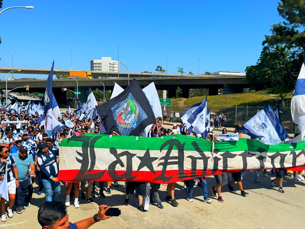 La Adiccion de Monterrey caminando a la cancha en Los Angeles para el partido vs Internazionale por el mundial de clubes