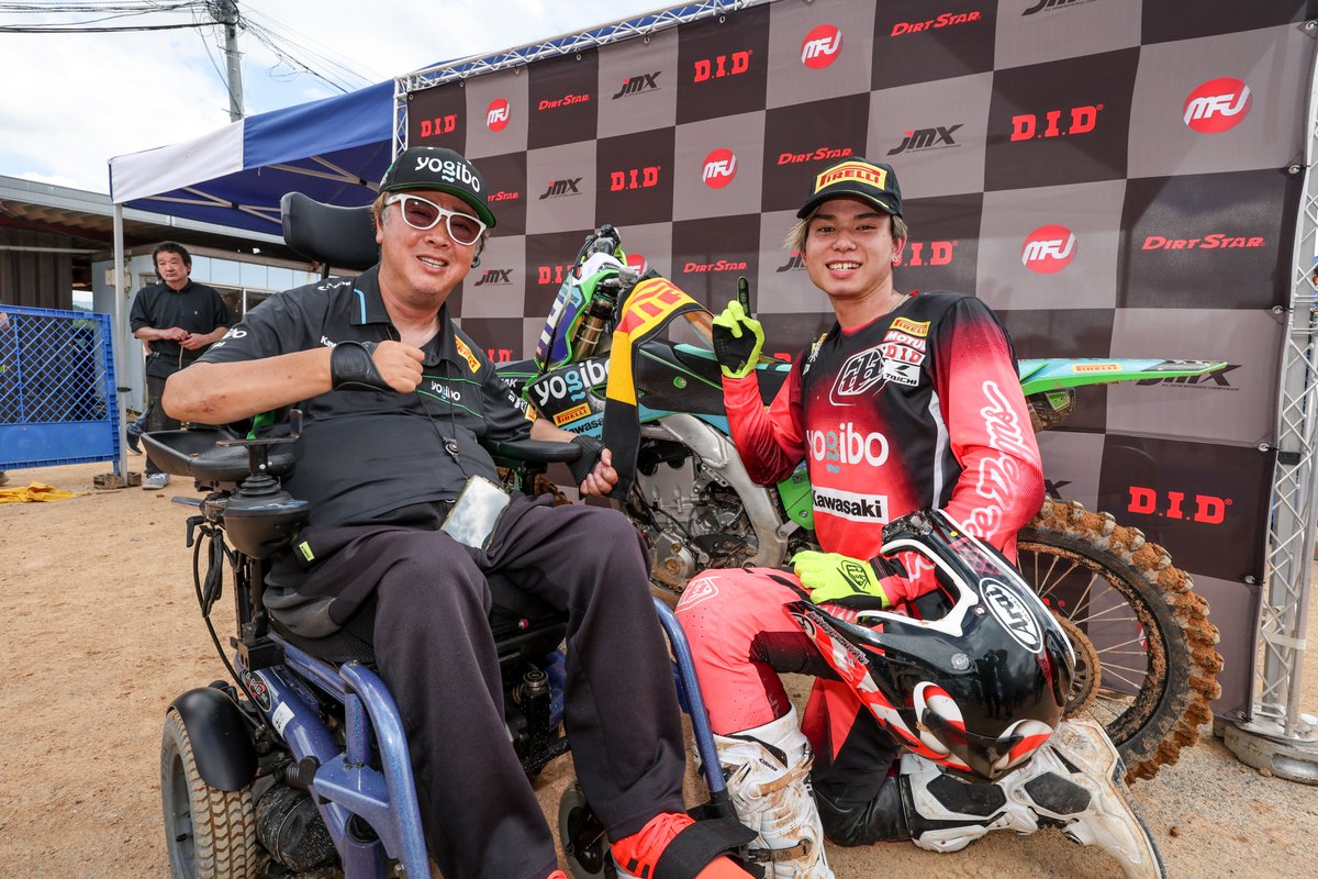 全日本MX選手権第4戦中国大会。IBオープンクラスに参戦中の、Yogibo  PIRELLI MOUNTAIN  RIDERSの島袋樹巳選手（#2）が第2ヒートで見事に優勝。チームに全日本初勝利をプレゼントしました。
pmfansite.com/pirelli/articl…
#Pirelli #ピレリ #PirelliMoto ＃全日本MX #yogibopirellimountainriders