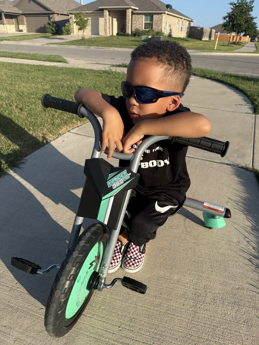 MrsCoachRoss's tweet image. waterpark wasn’t enough to get him to nap today so maybe this will work for a smooth bedtime 😂 #summermode 😎