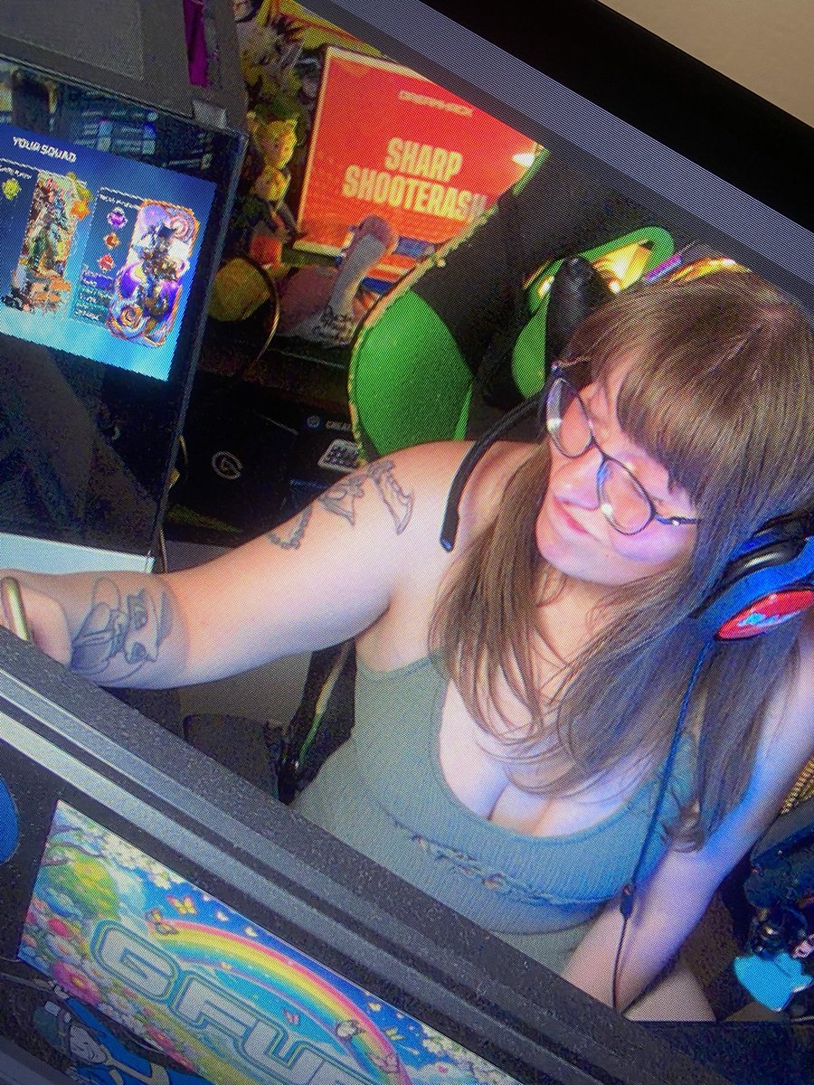 Of COURSE we’re on Apex!

Twitch.tv/Sharpshootash
Kick.com/Ashie