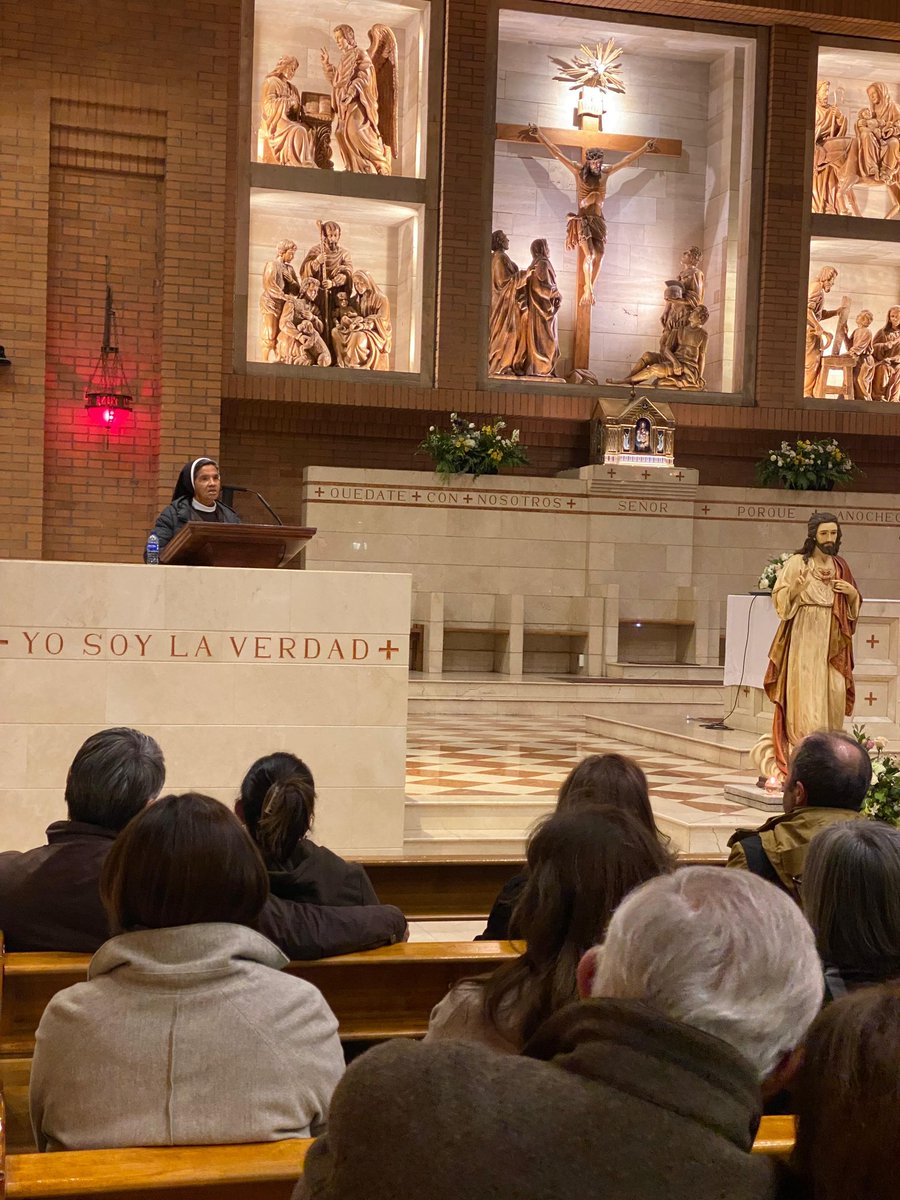 Hermana Gloria Narváez entrega su testimonio de fe y esperanza en Parroquia San Francisco de Sales. Conmueve la generosidad con que cuenta su historia. 4 años, 8 meses y 2 días secuestrada por servir a #Cristo en #Mali