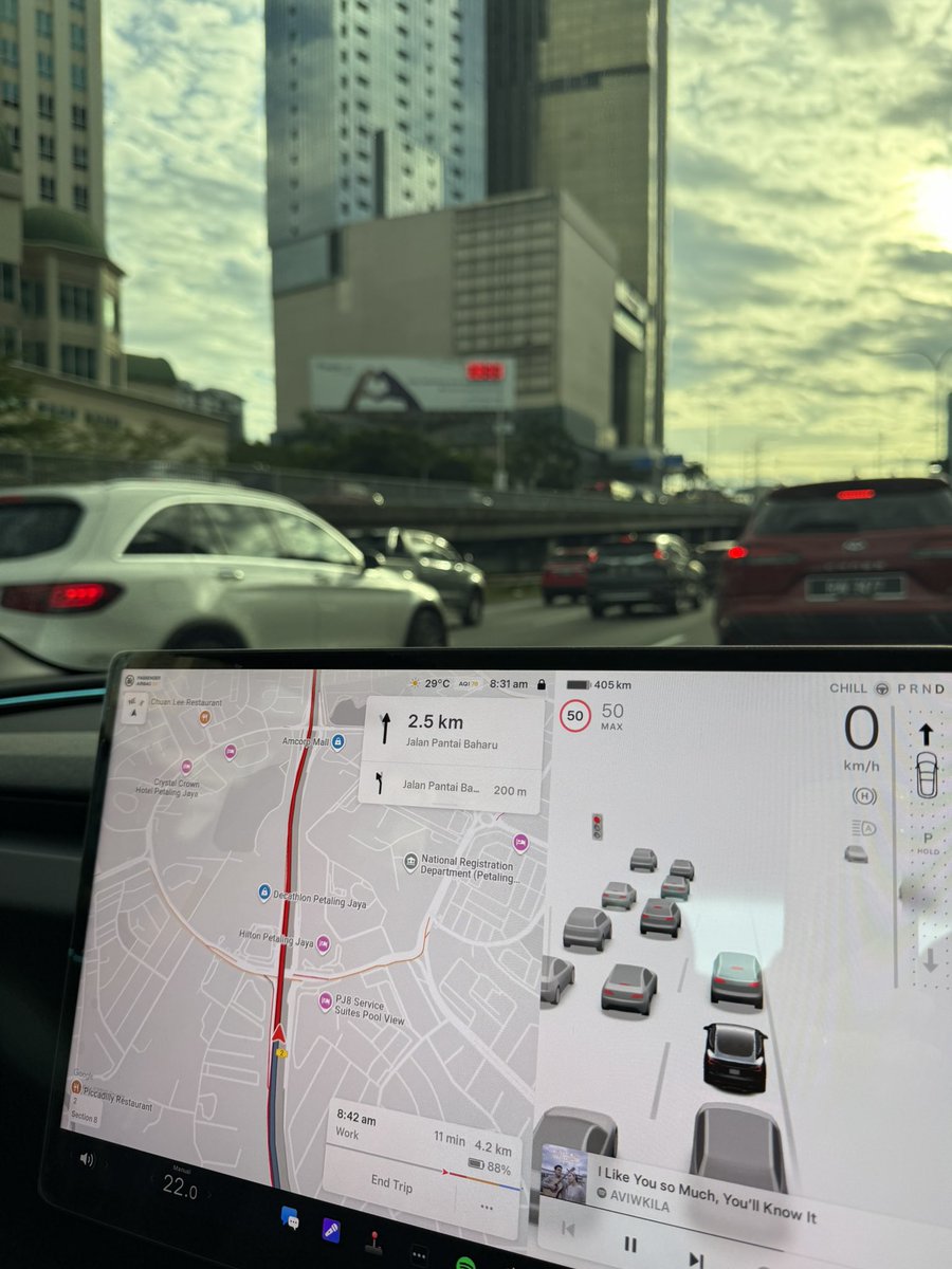 AmyraAziz's tweet photo. Just passed by 2 major accident which the cars was upside down. But Tesla navigation didn't prompt me earlier like waze. Can tesla just bought waze and incorporate it in Tesla Nav please?  @elonmusk #Tesla 

Starting to miss my apple car play now... https://t.co/6qU7pH2Zvn