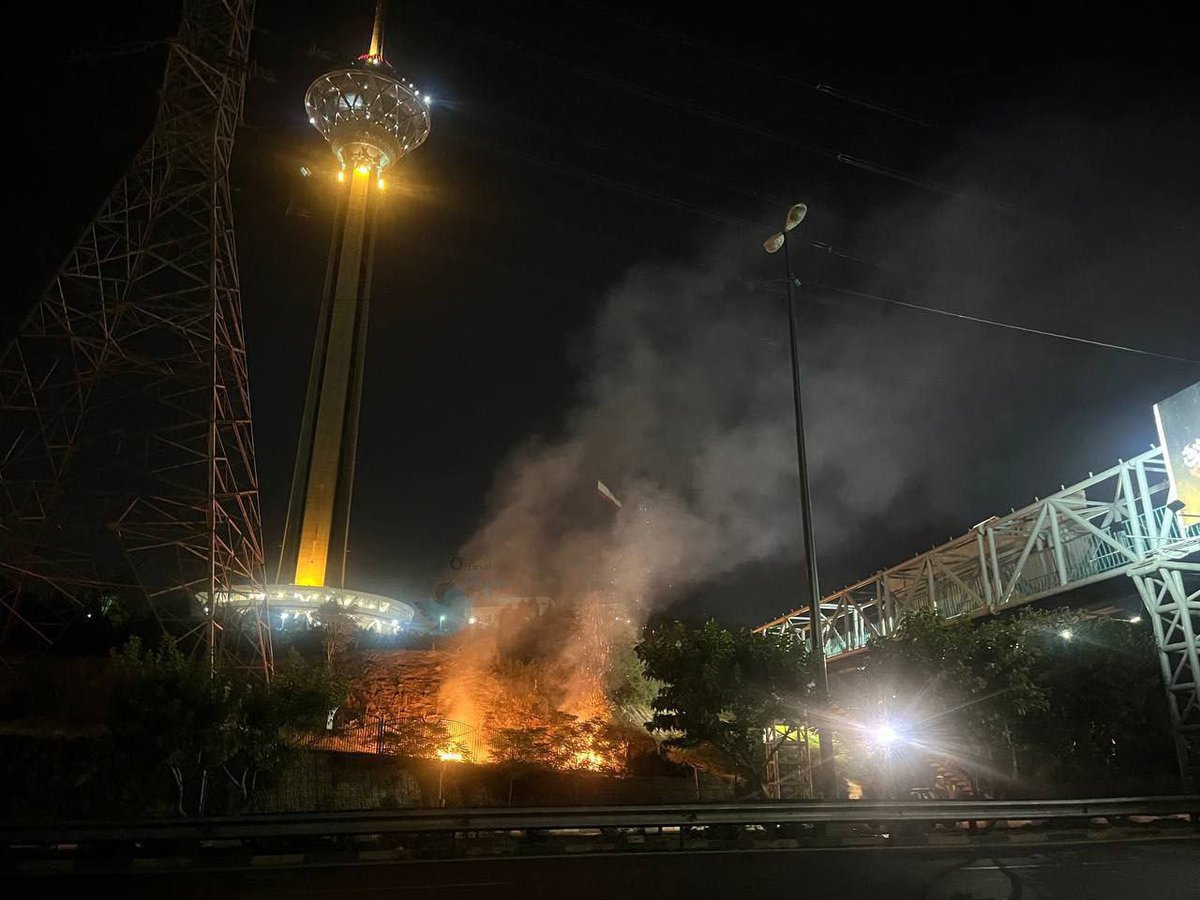 تمام تلاششون رو میکنن که فقط دود درست کنن که بگن ما خیلی میزنیم ایرانو😂

پلشت درخت آتیش زده