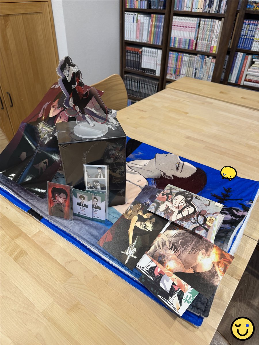 yjwebtoon's tweet photo. [📢] 올가미 단행본 &amp; 굿즈 실물 공개 ‼️
 
드디어 제작 완료!

독자님들 품으로 들어가기 전에 🎁
살짝 미리보기 공개합니다🔎

실제로는 더 예뻐요 (속닥)

#올가미 #단행본 #굿즈 https://t.co/a1M1r80Gf0
