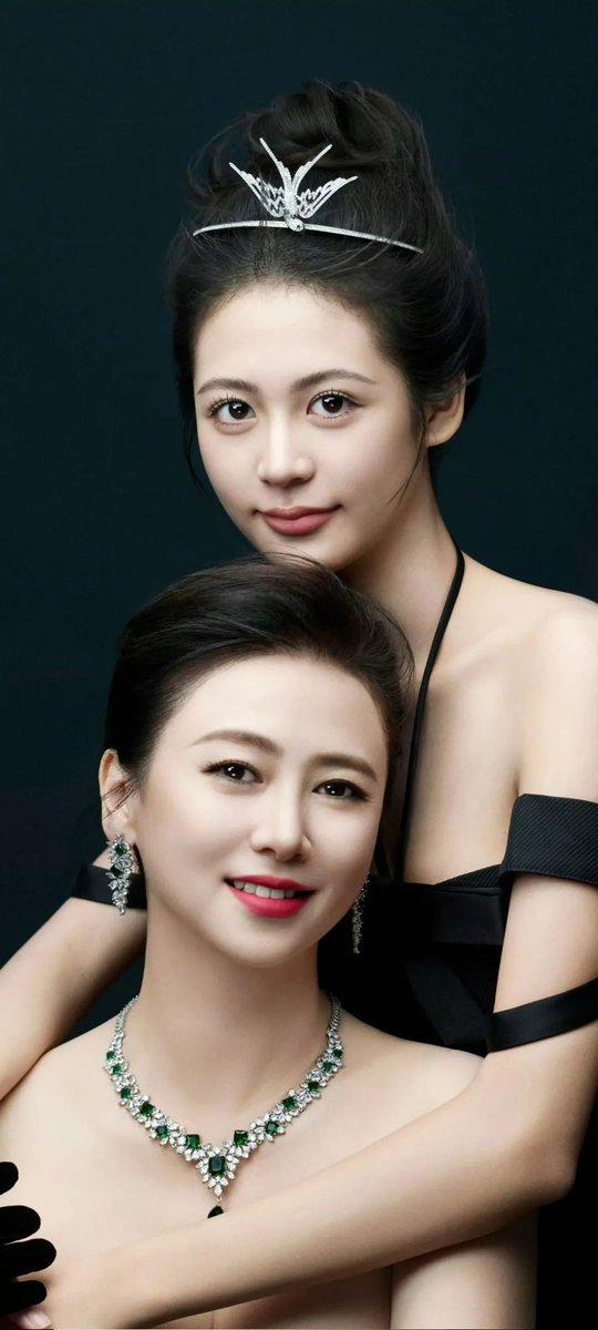 生活就像一面镜子，你对它笑，它就对你笑；你对它哭，它也对你哭。Life is like a mirror. If you smile at it, it smiles back at you; if you cry at it, it cries back at you.