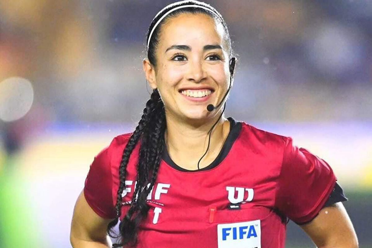 2010MisterChip's tweet photo. #OJOALDATO - Su nombre es Katia García, es mexicana y, desde hoy, es la PRIMERA mujer árbitro principal en un partido de Copa Oro. https://t.co/JQvSIx1Dwn