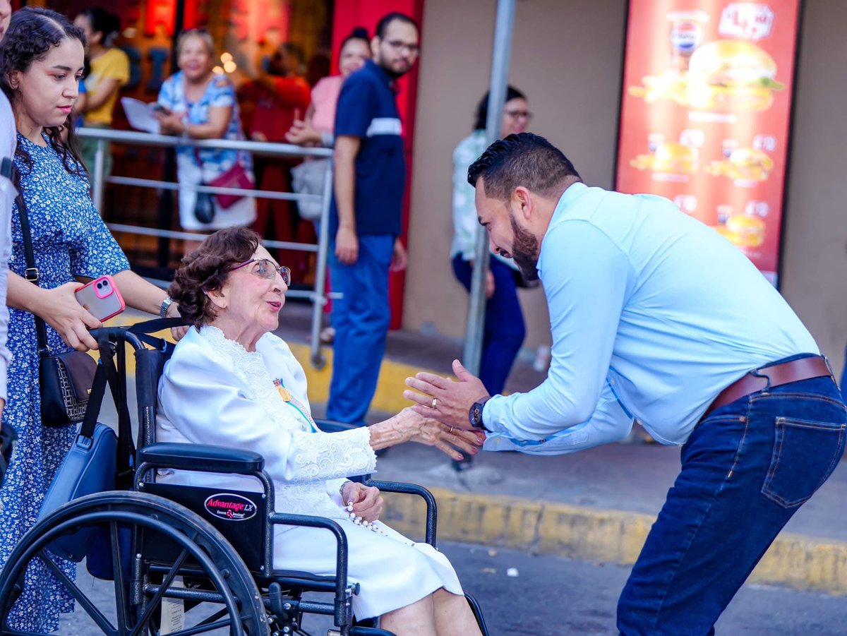 ALEXTORRES_SMC's tweet photo. 🕊️ Una mujer extraordinaria cuyo legado queda grabado en el corazón de todos los migueleños.

Mi más sentido pésame a la familia Hasbún Batarse por la partida de niña Lilliam. Que Dios les conceda fortaleza en este difícil momento. https://t.co/BsZVxdmVFH