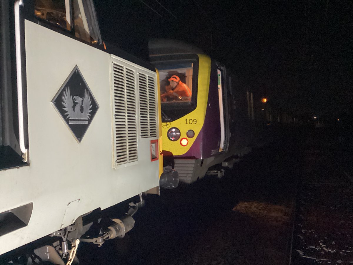 13milepost's tweet photo. Thanks to colleagues from @EurophoenixLtd for assistance overnight, EMR Thunderbird locomotive deployed from Leicester to Luton to recover EMU stalled following catenary โก๏ธ Incident #CaptainDellner #Trackteam๐ง๐ฆบ Breakdown & Recovery ๐ช #1Z99 1800hp #Mirrlessl EPUK https://t.co/wDfcHKVyHz