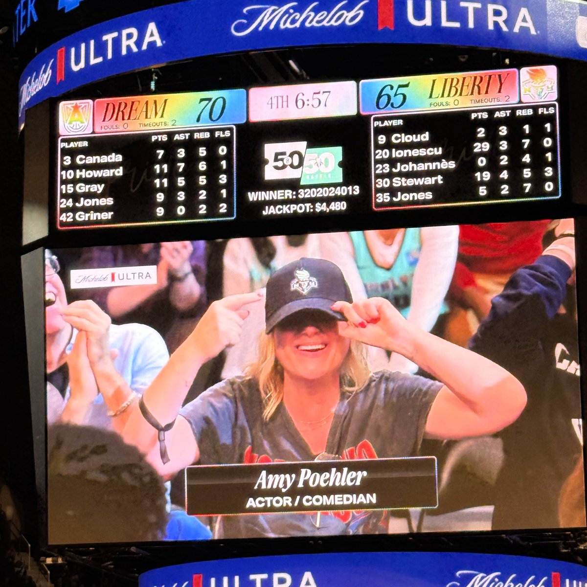 Amy Poehler is here for Liberty/Dream, drawing a huge cheer from the fans at Barclays.