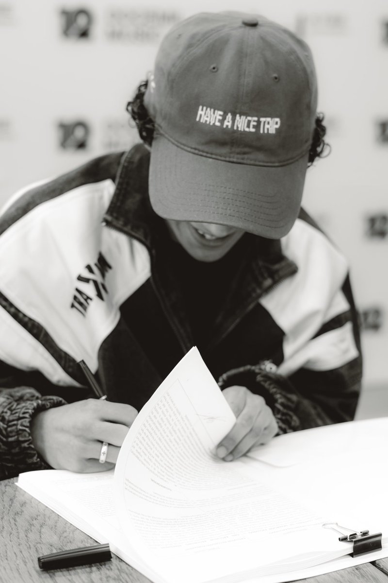 ¡De la alfombra roja al estudio! Benny Emmanuel no solo brilla en pantalla: ganador del Ariel y con formación en actuación en el CEA desde los 7 años, ahora abre un nuevo capítulo con una propuesta musical que también promete dejar huella.

#TheLatinWay #DOCEMILMUSIC