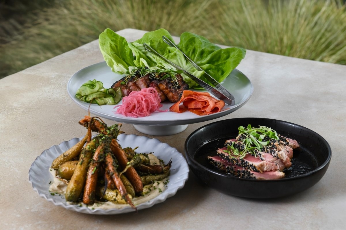 Paséa Hotel &amp; Spa’s signature restaurant Lōrea serves up hearty, flavorful culinary creations with the sandy shore of Huntington Beach as its backdrop🍴🌴

orangecoast.com/ocdining/insid…