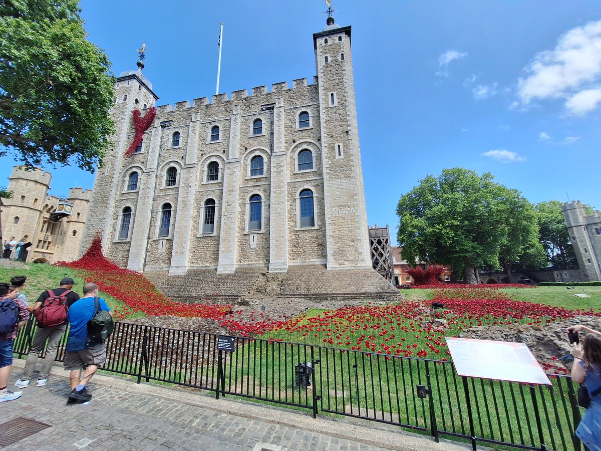 RichardRawcliff's tweet image. Poppies back at the @TowerOfLondon well worth a visit, especially on a sunny day 😃