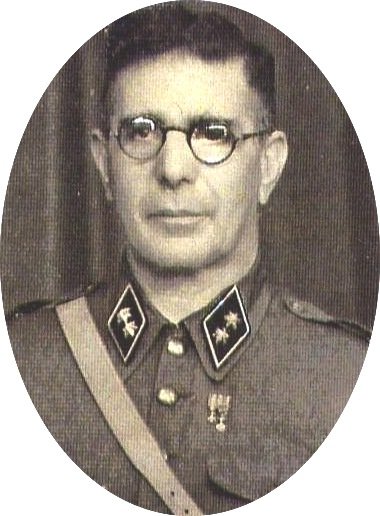 Toen de Japanners in 1942 Nederlands-Indië aanvielen twijfelde de toen 64-jarige Miechel Cohen (1877-1968) geen moment en keerde als eerste luitenant bij het KNIL terug in actieve dienst.

Hij kreeg onder moeilijke omstandigheden het commando over een munitiedepot op Celebes.