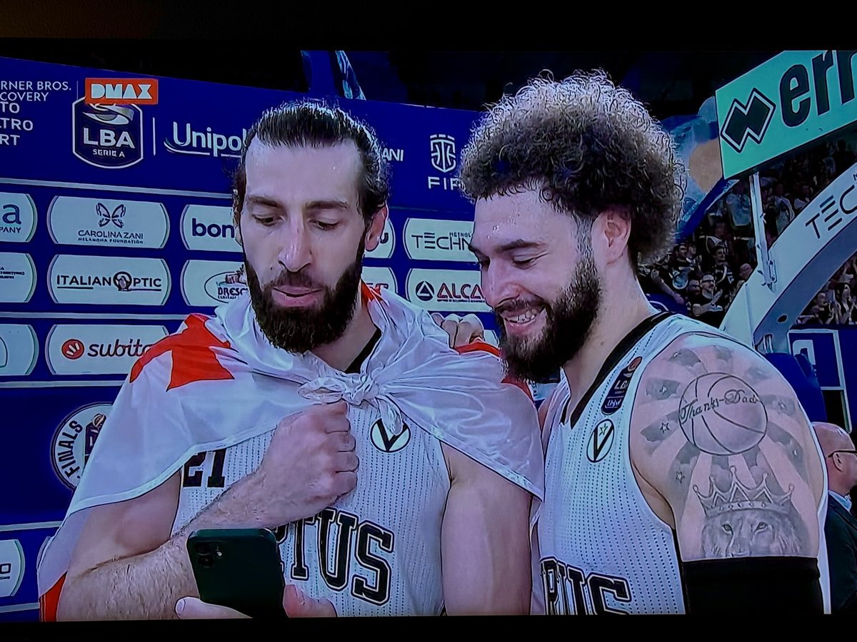 Polonara ha telefonato ad un dirigente e ha chiesto di parlare con Shengelia. Toko in diretta tv: “Achi, this is for you!!”.
Shengelia e Cordinier col sorriso e gli occhi lucidi.
Un bellissimo momento.

#SerieAtipo <a href="/TokoShengelia23/">Tornike Shengelia</a> <a href="/izaycordinier/">Isaïa Cordinier</a> <a href="/ilpupazzo33/">Achille Polonara</a>