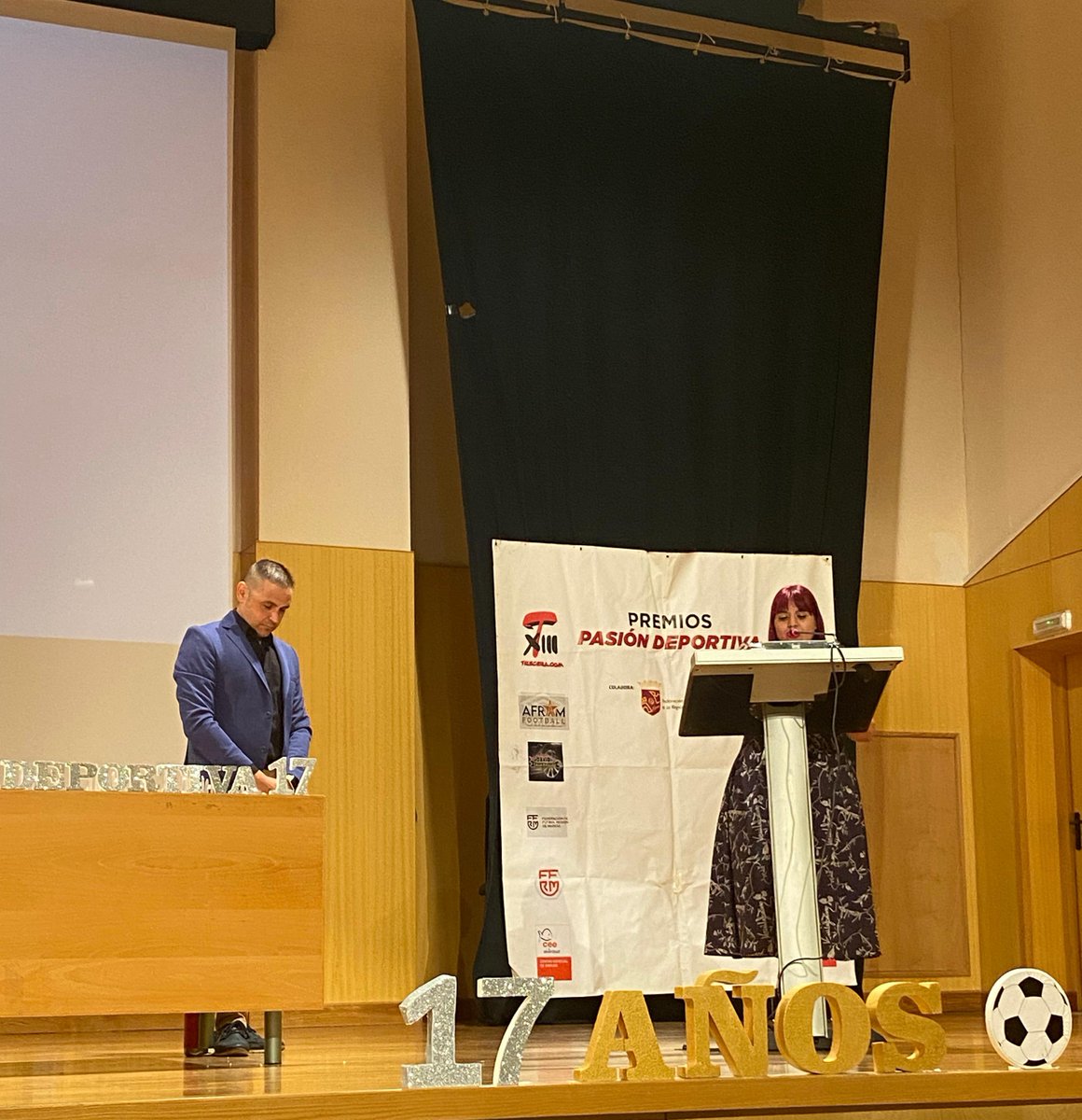 CIERRE DE LA GALA

Como en todas las ediciones, finalizamos con un discurso de nuestra jefa, <a href="/AylaTXIII/">Noelia Muñoz</a>, que no dejará indiferente a nadie.

¡Gracias a todos por acompañarnos en otra fantástica velada! 

Larga vida al fútbol regional. 

#PasiónDeportiva17
