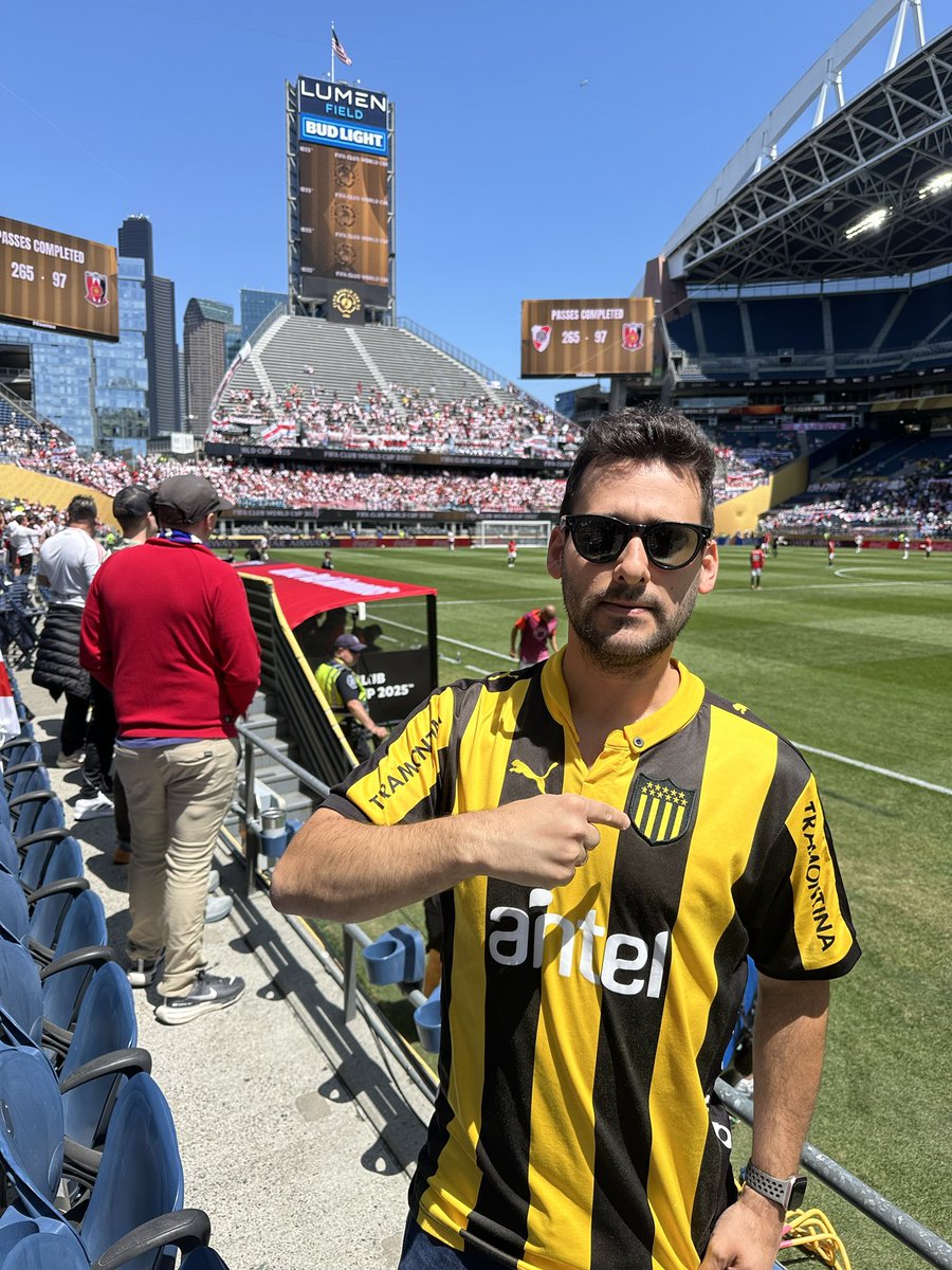 En el Lumen Field de Seattle representando al único equipo sudamericano con la mística suficiente para ganar el Mundial de Clubes. El próximo es nuestro. <a href="/OficialCAP/">PEÑAROL</a>
