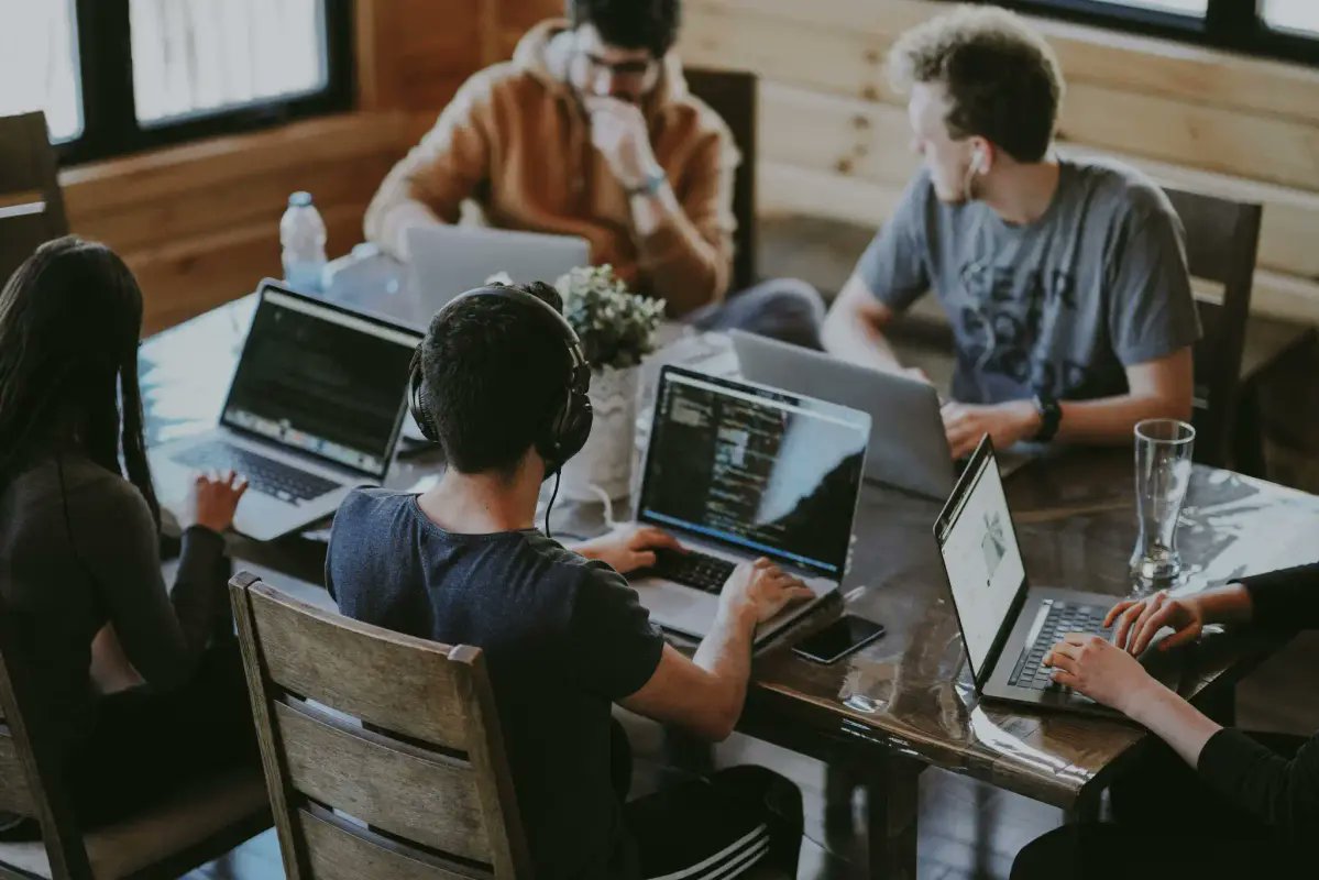 “Inteligencia artificial, habilidades humanas y formación, las claves para forjar a los empleados del futuro” Clic aquí para saber más: oal.lu/tuhGH #IA #TI #empleo