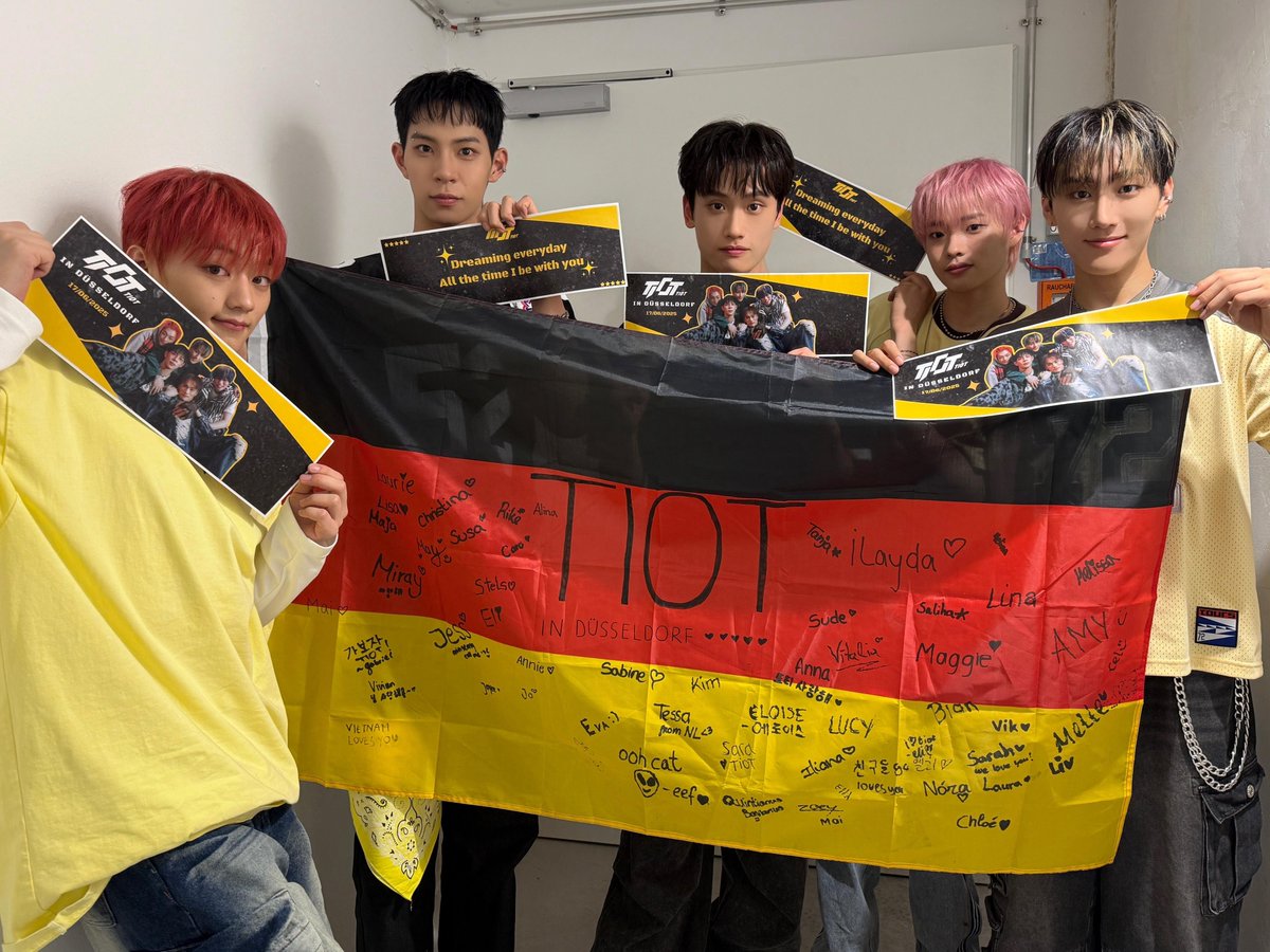 TIOT_NOW's tweet photo. [#스타트_time⏰] 📸
Danke, Düsseldorf LOTI !❣️
Ich werde eure leidenschaftliche Unterstützung vermissen! Bis zum nächsten Mal!🇩🇪

#TIOT #티아이오티 
#TIOTEuropeTour2025 #TIOTFirstEuropeTour 
#김민성 #KIMMINSEOUNG
#금준현 #KUMJUNHYEON
#홍건희 #HONGKEONHEE
#최우진 #CHOIWOOJIN
#신예찬 #SHINYECHAN